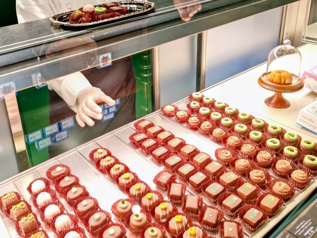 東京都渋谷区・「ルル メリー 青山通り店」ルルショコラ（ショーケースから取り出す様子）