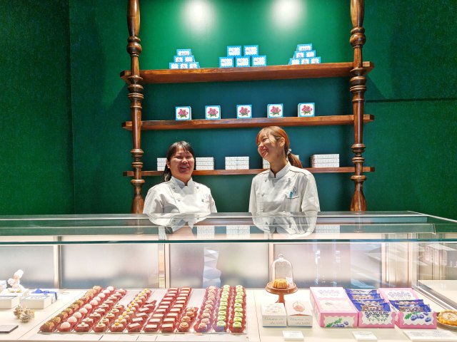 東京都渋谷区・「ルル メリー 青山通り店」左：チョコレート開発担当の奥谷綾乃さん、右：焼き菓子開発担当の小池優花さん2