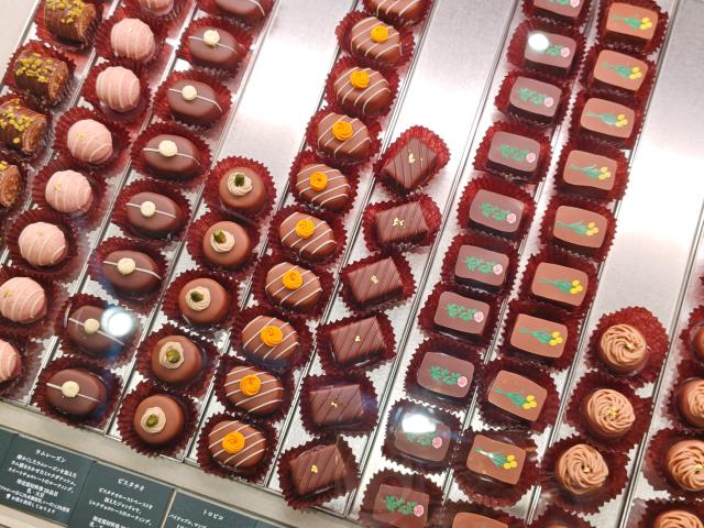 東京都渋谷区・「ルル メリー 青山通り店」ルルショコラ（ショーケース）