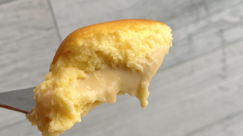 チーズフォンデュケーキ｜フェルム ラ・テール 美瑛　断面　とろり　スプーン