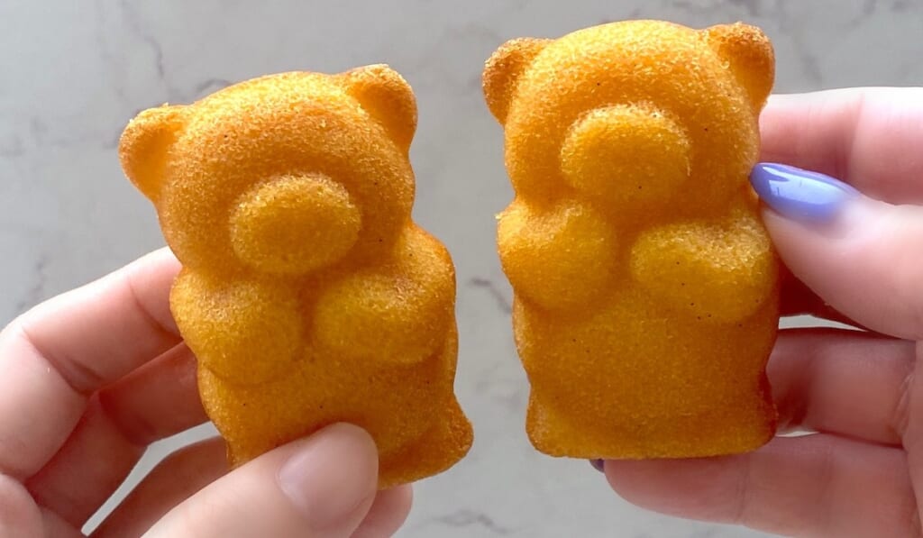 クマさんマドレーヌ「ハニー・ベア」｜フェルム ラ・テール 美瑛　2人で手に持ったところ