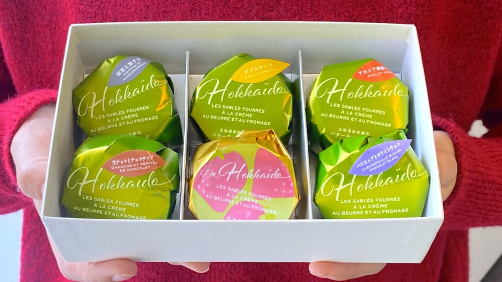 北のごちそう「バターチーズサンド」フェルム ラ・テール 美瑛 　箱を手に持ったところ