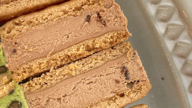 生チョコとチョコチップ  北のごちそう「バターチーズサンド」フェルム ラ・テール 美瑛 