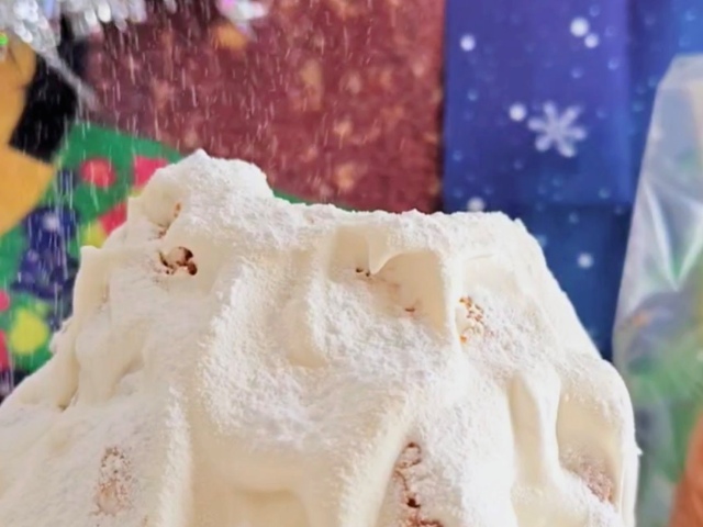 ベーカリー「DONQ（ドンク）」イタリア伝統発酵菓子「パンドーロ」クリスマスツリーケーキのアレンジ（粉糖をかけた様子）