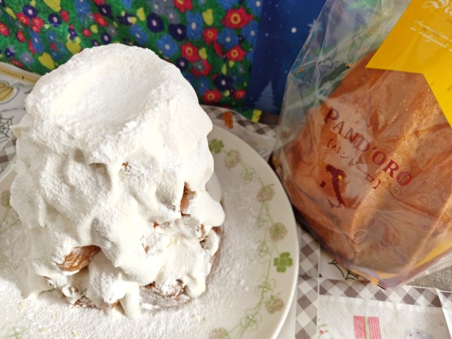 ベーカリー「DONQ（ドンク）」イタリア伝統発酵菓子「パンドーロ」クリスマスツリーケーキのアレンジ（粉糖をかけた様子）2