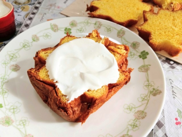 ベーカリー「DONQ（ドンク）」イタリア伝統発酵菓子「パンドーロ」クリスマスツリーケーキのアレンジ（クリームを載せている様子）