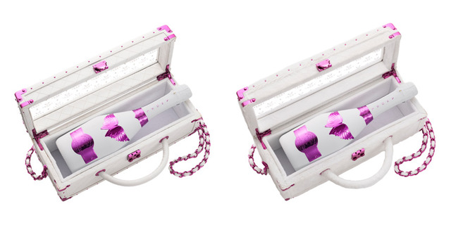 肩掛けもできるベルトが付いたバニティタイプの特製BOX入り