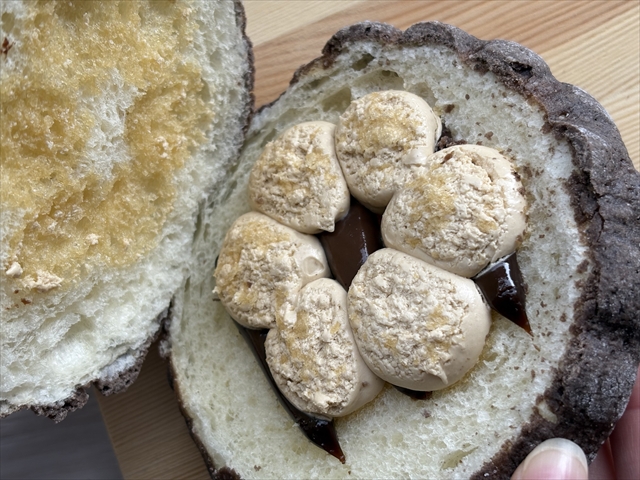 ヘーゼルナッツのショコラメロンパン 中身