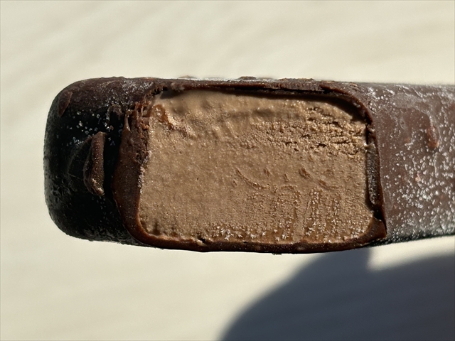 ピエール マルコリーニ監修　ショコラアイスバー　断面