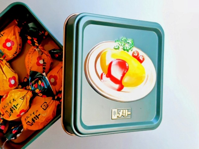 メリーチョコレート・（2026年バレンタイン）はじけるキャンディチョコレート。「オムライス缶」缶のデザイン