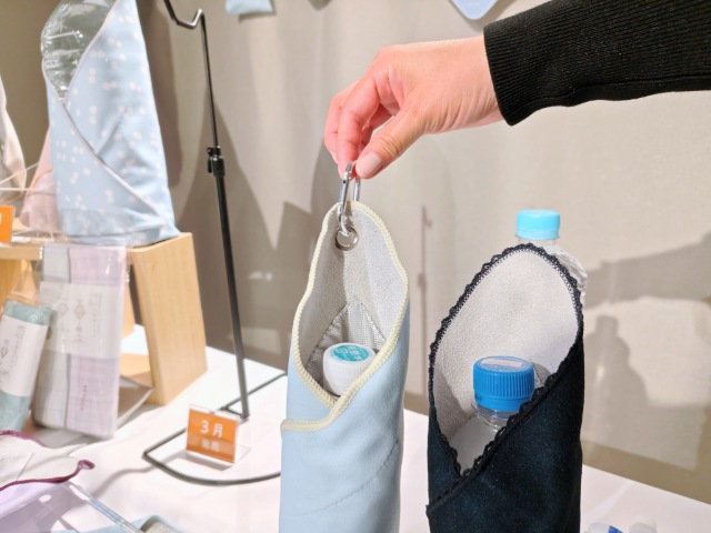 ライフソリューションブランド「KEYUCA」 2026年2月4日(水)2026年春の新作発表会」巻くだけ保冷クロス(カラビナ付)