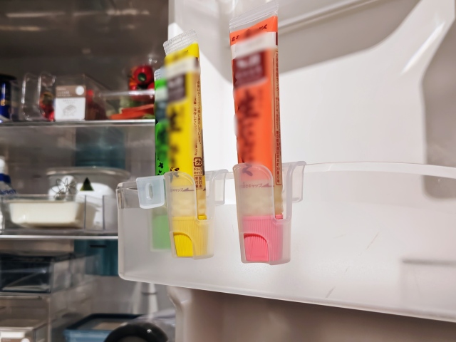 ライフソリューションブランド「KEYUCA」 2026年2月4日(水)2026年春の新作発表会」整理収納アドバイザー・中山真由美さんによる新生活収納術の様子(ドアポケット)