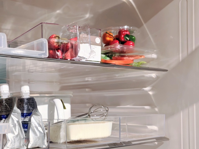 ライフソリューションブランド「KEYUCA」 2026年2月4日(水)2026年春の新作発表会」整理収納アドバイザー・中山真由美さんによる新生活収納術の様子(ハンドル付きクリアストッカー)