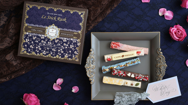 “ネイビーに咲く、大人可愛い春ギフト”。