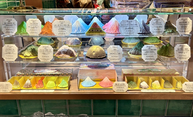 オープン記念で新山菓子が登場