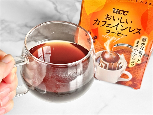 『UCC おいしいカフェインレスコーヒー』パッケージとカップ