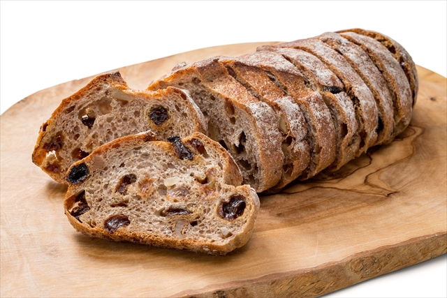 成城石井自家製 レーズンと胡桃のカンパーニュスライス 1パック 431円