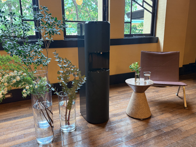 中央に設置されているウォーターサーバー「FRECIOUS dewo ii」