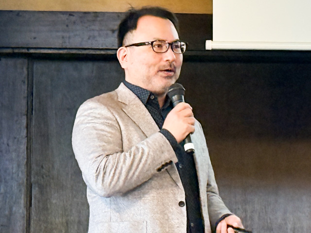 プロダクトデザイナーの安積伸さん
