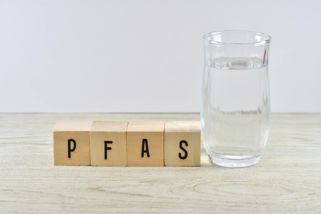 PFAS コップの水
