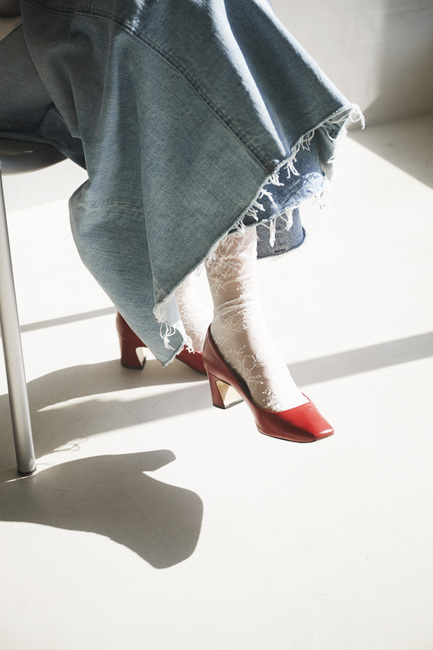 赤いヒール×デニムにも合う