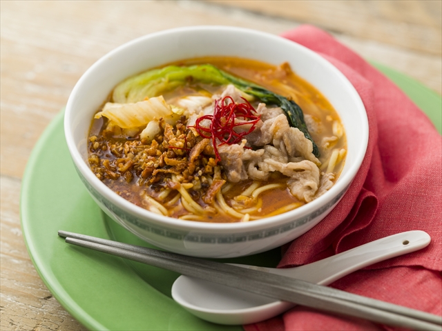 成城石井自家製 ザクザク辣油の四川風牛肉麺(自家製麺使用)