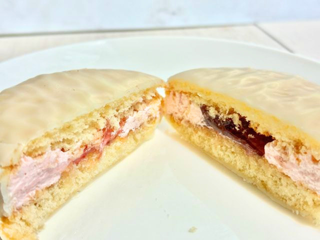 チョコパイ＜いちごミルクタルト＞の断面