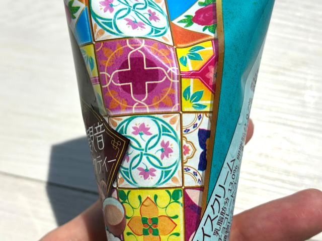 ハーゲンダッツ クリーミーコーン 鉄観音ミルクティーのマジョリカタイル