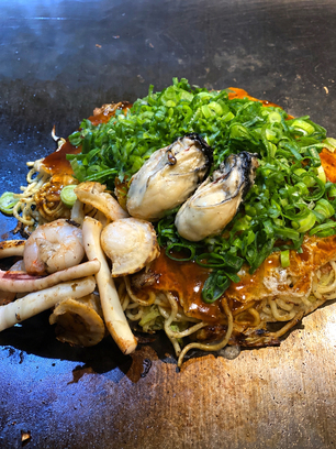 【お好み焼きみっちゃん横川店分家】＜東武限定品・実演＞

「大粒牡蠣海鮮デラックス焼き」

2,160円(1枚)《各日販売予定30点》