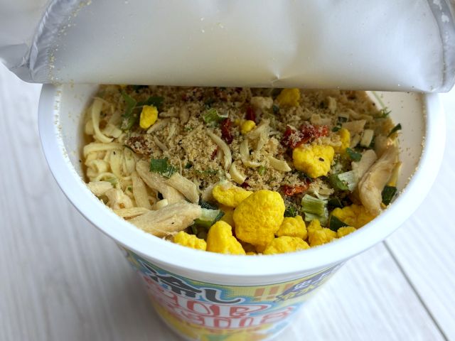 冷しカップヌードル「鶏塩レモン味」水入れる前