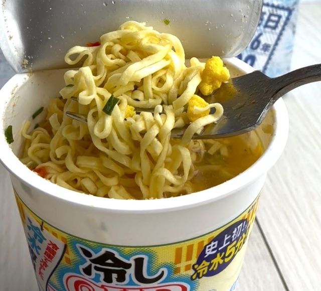 冷しカップヌードル「鶏塩レモン味」の中身