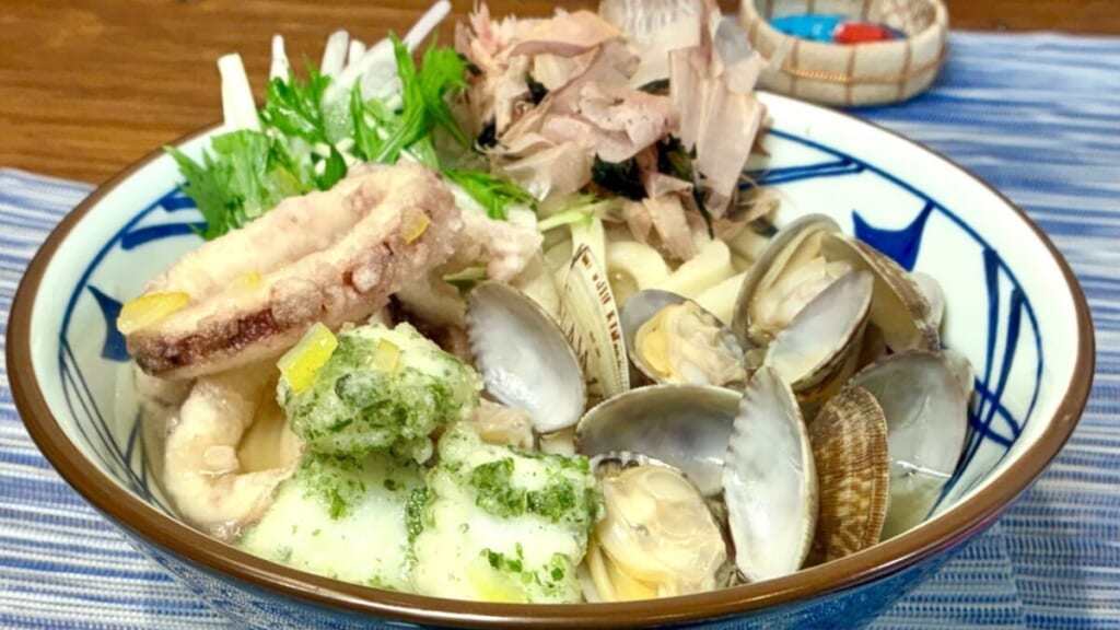 冷たーい山盛り海鮮旨塩うどん