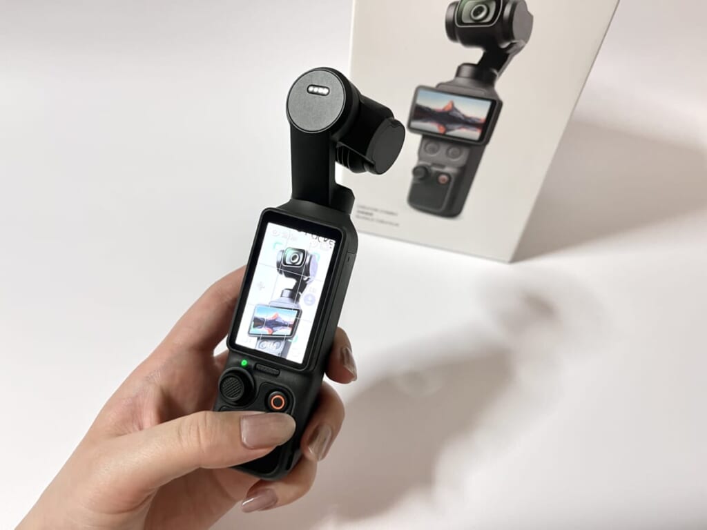 DJI Osmo Pocket 4を手に持っている様子