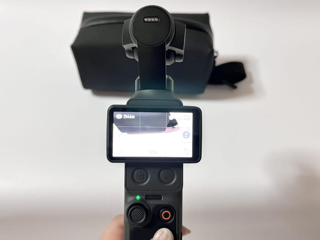 DJI Osmo Pocket 4のディスプレイを横向きに変えた様子