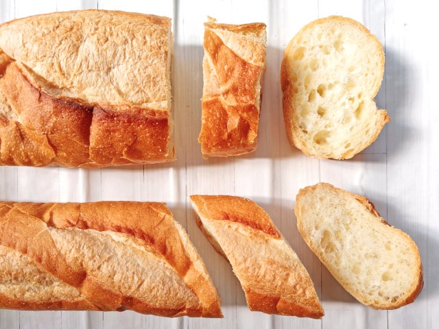 ベーカリー「DONQ」フランスパン（縦切り・斜め切り）