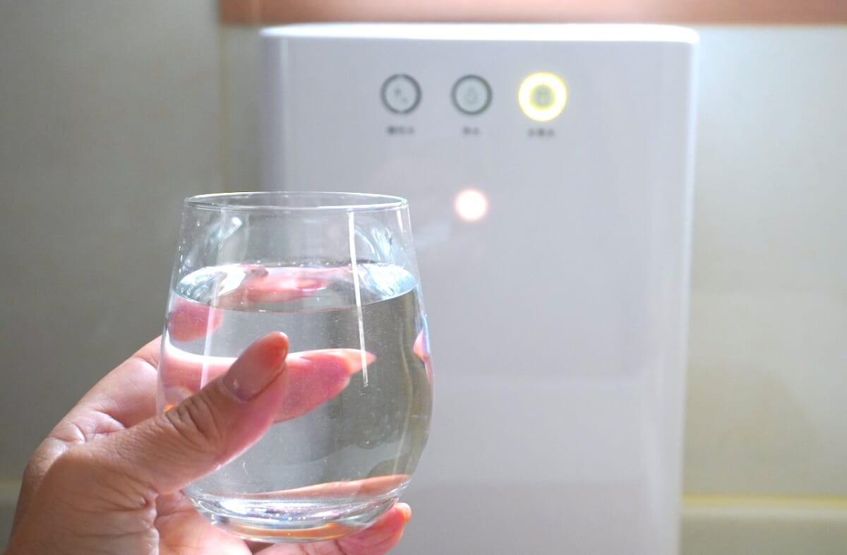 整水器とコップの水