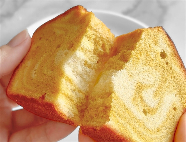 東京ばな奈 バナナかすたあどパウンドケーキ 割る様子