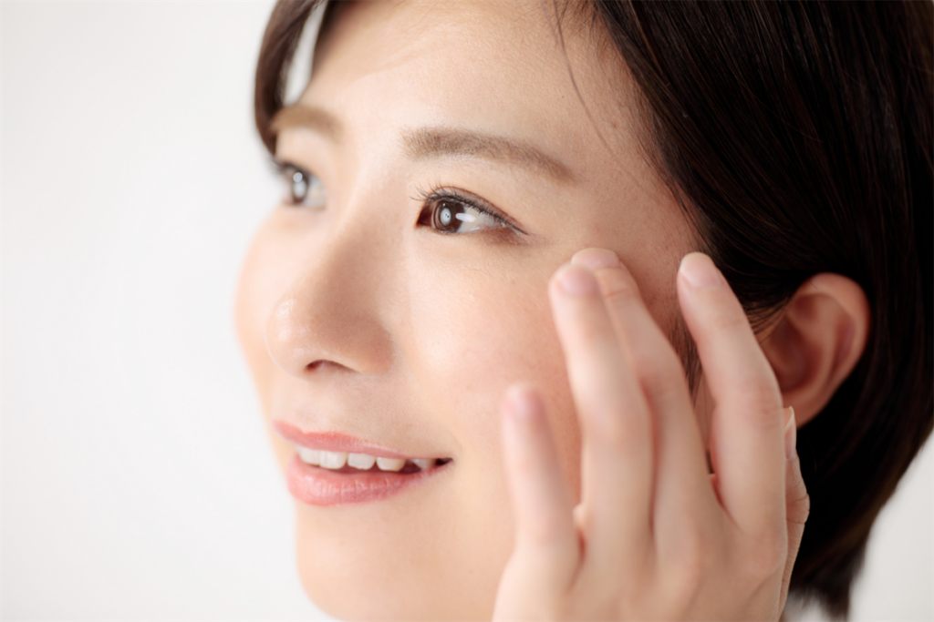 女性の目元アップ