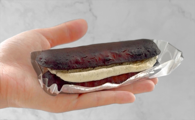 「生カヌレスティックケーキ」手にのせた様子