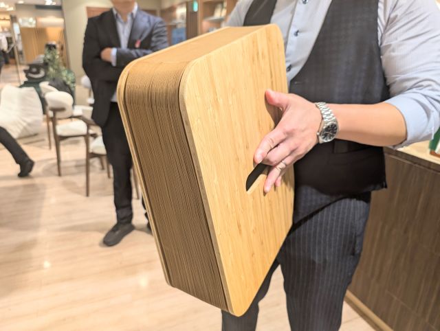 「Kraft Paper（クラフト紙家具）シリーズ」スツールを閉じた画像