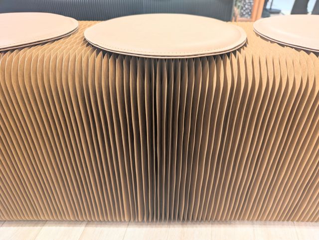 「Kraft Paper（クラフト紙家具）シリーズ」スツール横